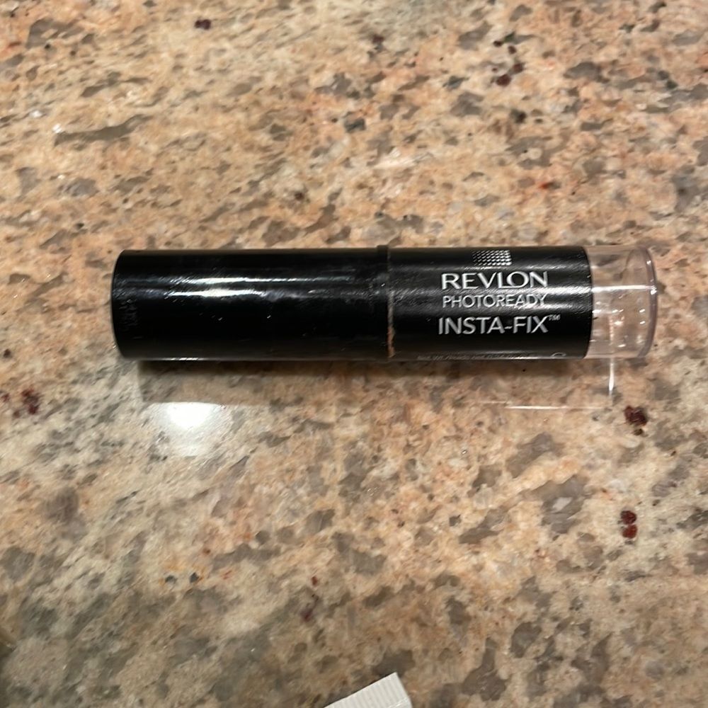 NWOT Revlon photo ready insta fix. In Golden Beige